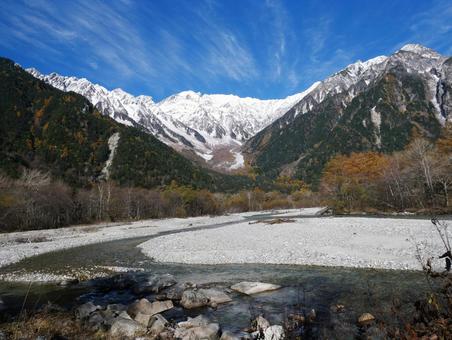 雪山と紅葉と川 上高地,雪山,ハイキングの写真素材
