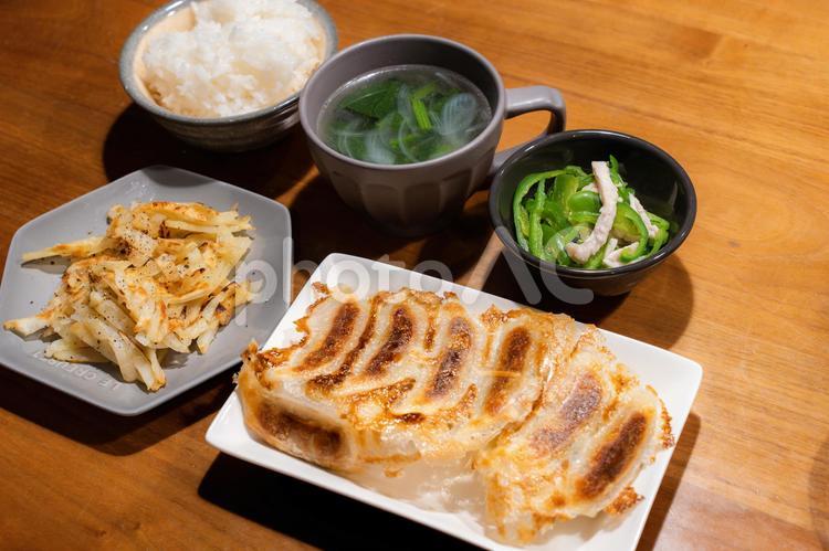 焼き餃子と彩り副菜のバランス和中華定食 餃子,焼き餃子,中華料理の写真素材