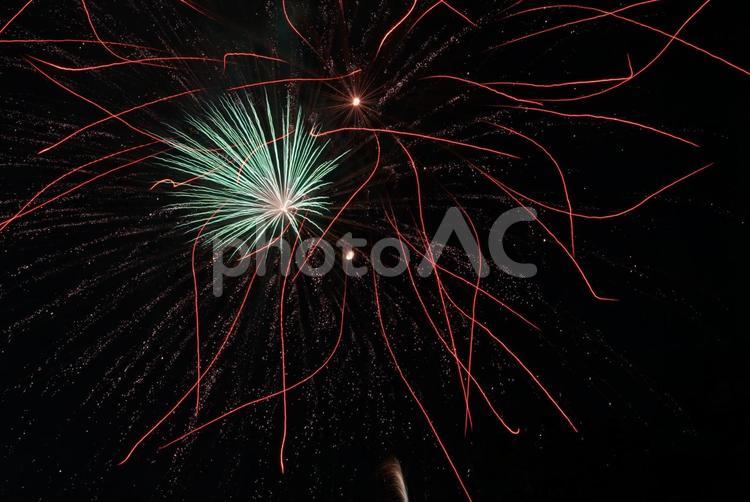 夏の夜を彩る打ち上げ花火 打ち上げ花火,花火,夏の写真素材