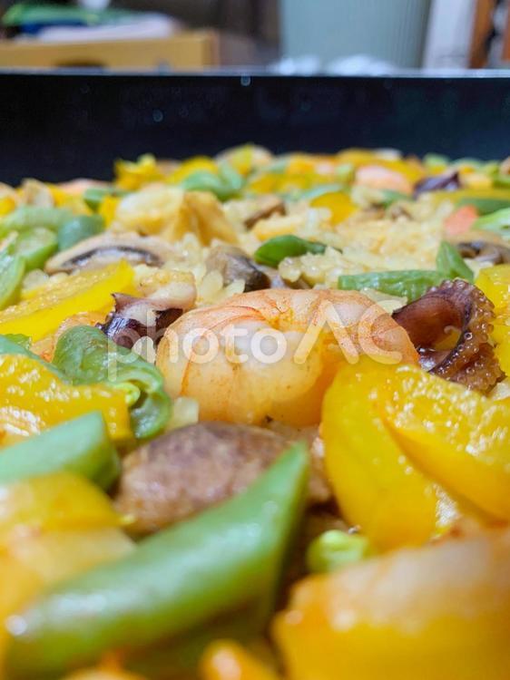 パエリア　魚介類のスペイン料理 パエリア,フライパン,トマトの写真素材