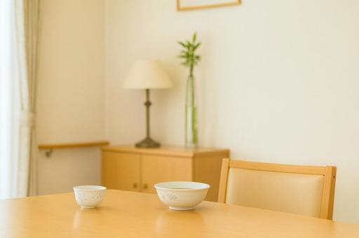 光が差し込むテーブルの写真