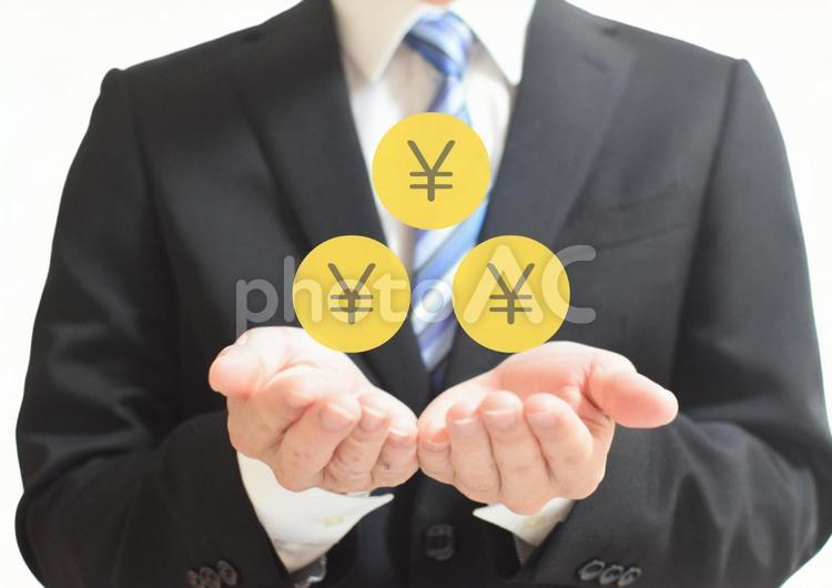 お金をみせるリクルートスーツの男性 お金,資産,貯金の写真素材