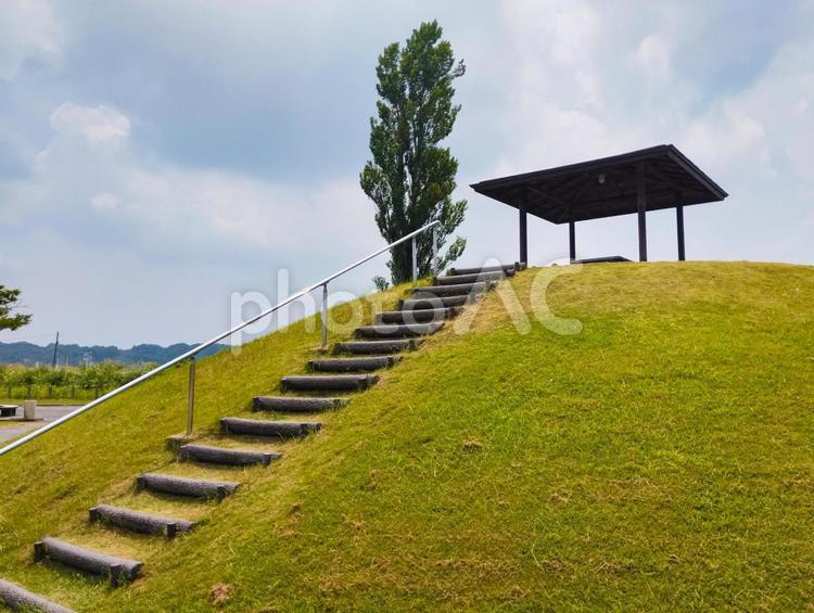 丘の上の東屋へ 公園,東屋,休憩の写真素材