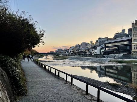 京都四条河原夕景 京都市,四条河原,四条の写真素材