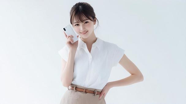 スマートフォンを持つ笑顔の女性の写真