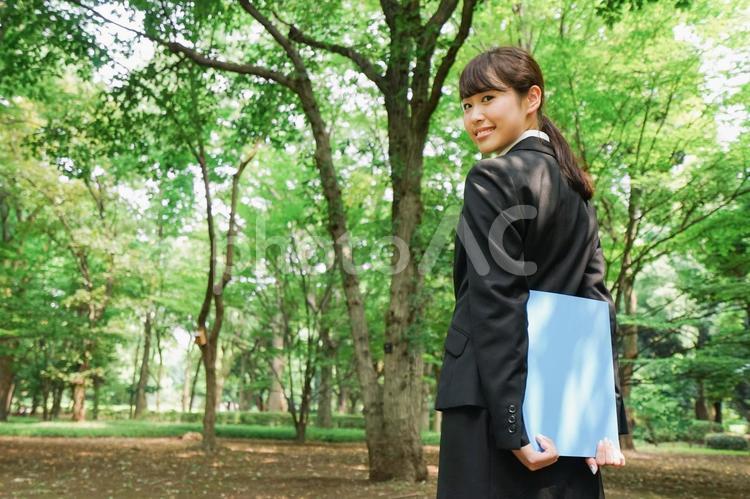 書類を持つビジネスウーマン 内々定,内勤,打ち合わせの写真素材