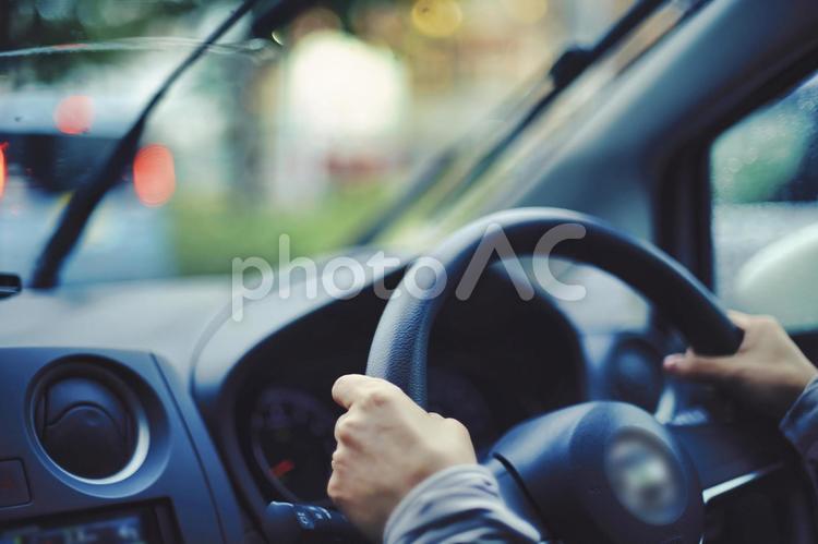 雨の中を運転する女性 運転,ドライブ,雨の写真素材
