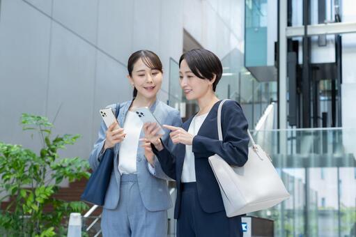 オフィスに通勤をするビジネスウーマン 通勤,ビジネスウーマン,女性の写真素材