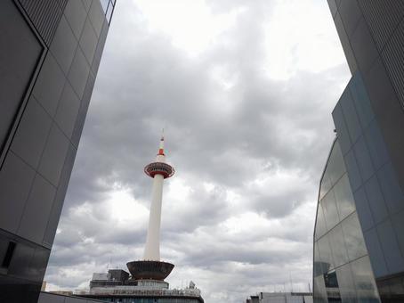 駅ビルから見た京都タワー 駅ビルから見た京都タワー 京都,京都タワータワー,観光地の写真素材