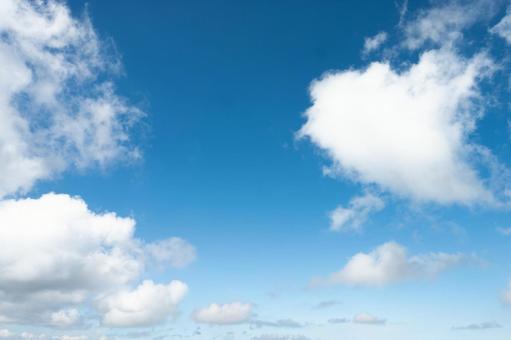 雲が浮かぶ美しい青空 雲が浮かぶ美しい青空 青空,空,雲の写真素材