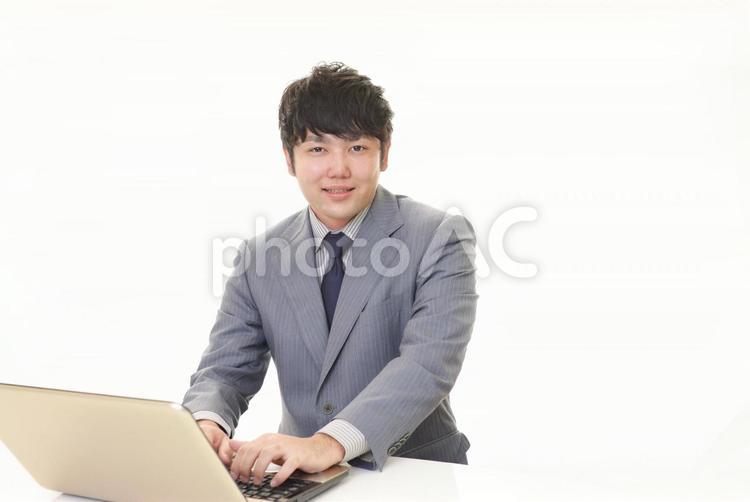 ノートパソコンで仕事中のビジネスマン 男性,男,パソコンの写真素材