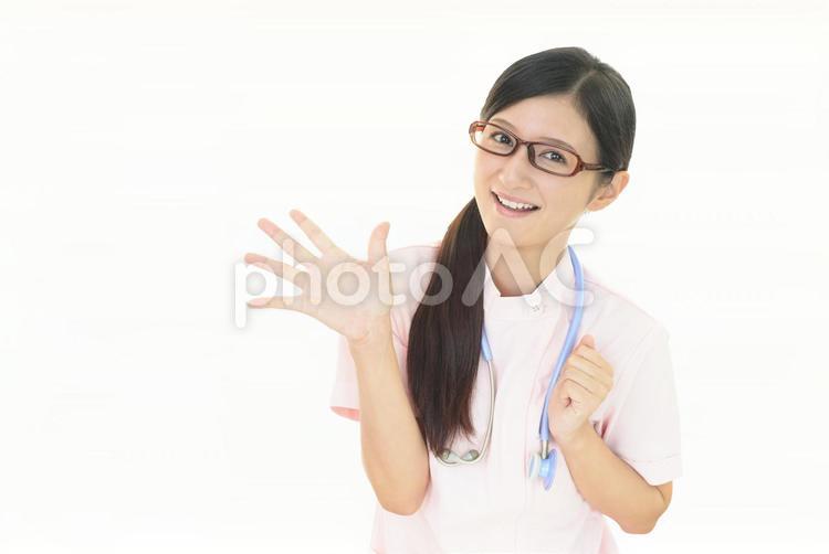 笑顔の看護師　案内 看護師,女性,医療の写真素材