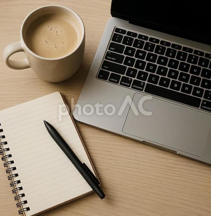 ノートとパソコンとカフェラテ ノートパソコン,カフェラテ,仕事の写真素材