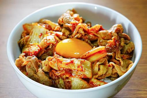 黄身のせ豚キムチ丼 黄身のせ豚キムチ丼の写真