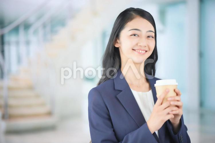 テイクアウトのコーヒーを飲むビジネスウーマン 女性,ビジネスウーマン,会社員の写真素材