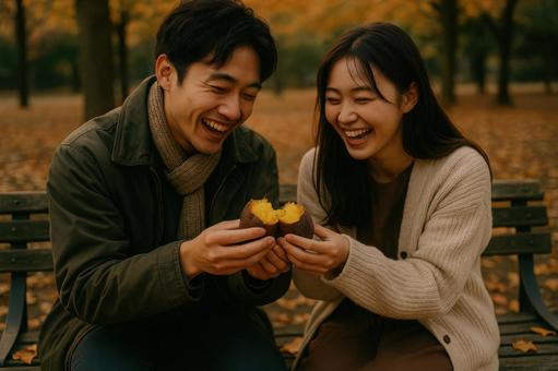焼き芋を分け合う二人 焼き芋を分け合う二人の写真