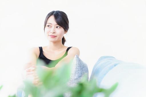 リラックスをする若い女性 リラックスをする若い女性の写真