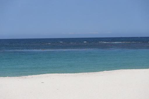白い砂浜と青い海と水平線と青空の風景 白い砂浜と青い海と水平線と青空の風景 白い,砂浜,青いの写真素材