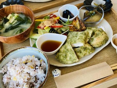 雑穀米と味噌汁、磯辺揚げチキン 雑穀米と味噌汁、磯辺揚げチキンの写真