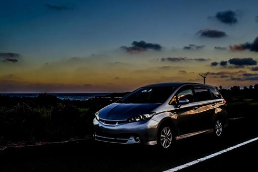 <素材>夕明けの空のしたの自動車 <素材>夕明けの空のしたの自動車 車,自動車,普通車の写真素材
