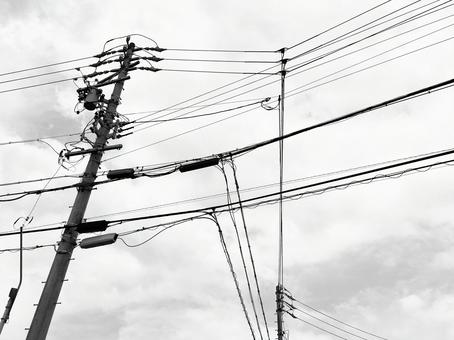 電線と空（モノクロ）の写真