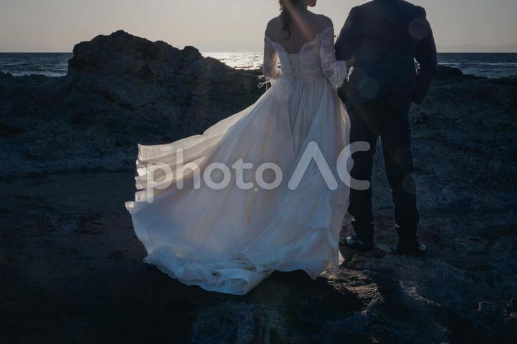 海でウェディングフォト 花嫁,ブーケ,花の写真素材