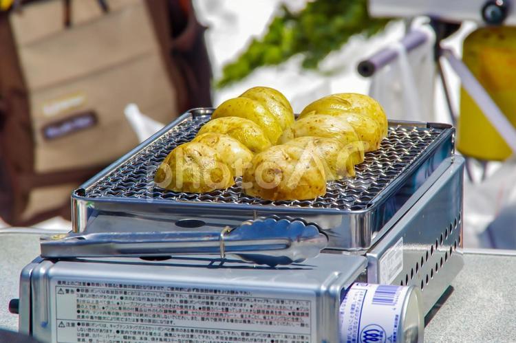 キャンプ飯 バーベキュー,グリル,焼くの写真素材
