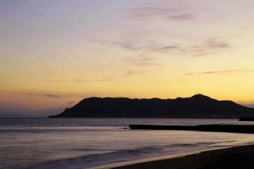 函館山にかかる美しい夕焼けと波 函館山にかかる美しい夕焼けと波 海,函館山,夕焼けの写真素材