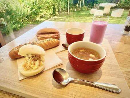 庭の緑を見ながら食べる洋風の朝食 ランチ,インテリア,サンドウィッチの写真素材