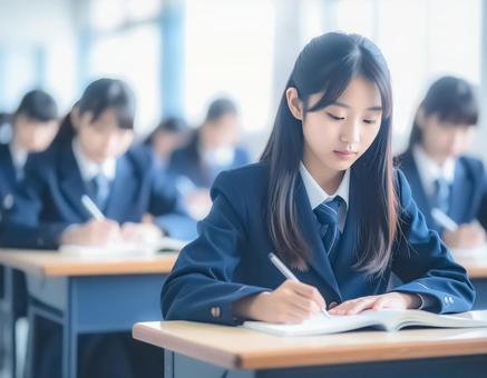 教室で授業を受ける女子高校生 教室で授業を受ける女子高校生の写真