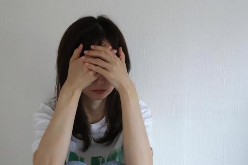 頭を抱える女性 悩み事 頭を抱える女性 悩み事 女性,頭を抱える,悩みの写真素材