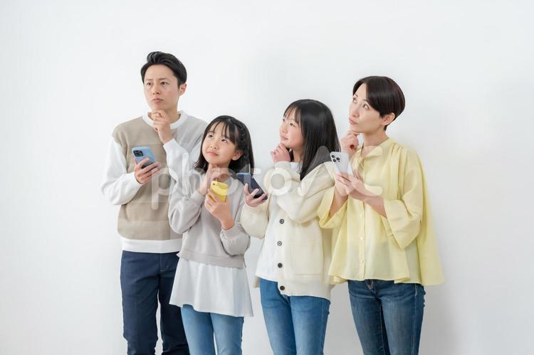 携帯を持つ家族 携帯,暮らし,キャンペーンの写真素材