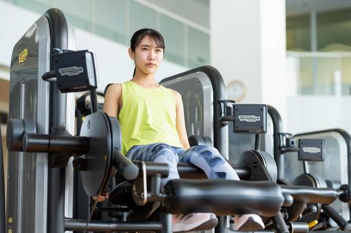 ジムでトレーニングする若い女性 ジム,フィットネス,トレーニングの写真素材