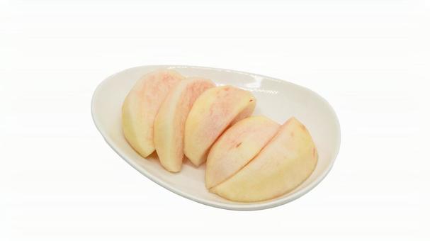 皿に盛られたカット桃（背景透過） 桃,peach,果物の写真素材