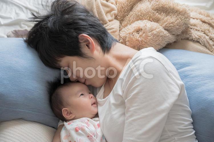 赤ちゃんとママ(その１２) 赤ちゃん,ママ,添い寝の写真素材