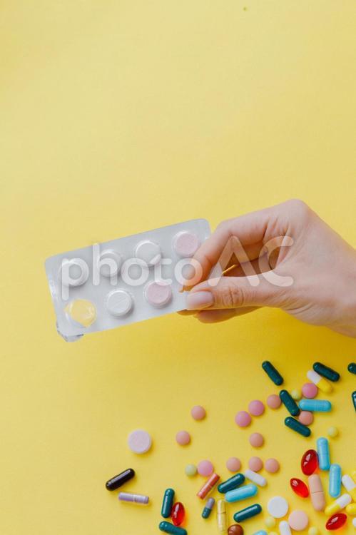 タブレットを持っている人の手元 手元,錠剤,カプセル剤の写真素材