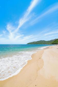 砂浜から眺める海の景色 砂浜から眺める海の景色 海,空,風景の写真素材