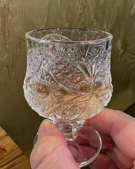 手に持つカットグラス カットグラス,ガラス,乾杯の写真素材