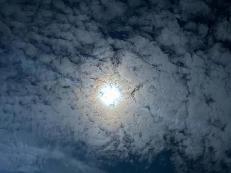 幻想的な月虹の夜空2 幻想的な月虹の夜空2 満月,夜空,雲の写真素材