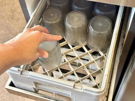 左手でコップを取り出す コップ,左手,飲食店の写真素材