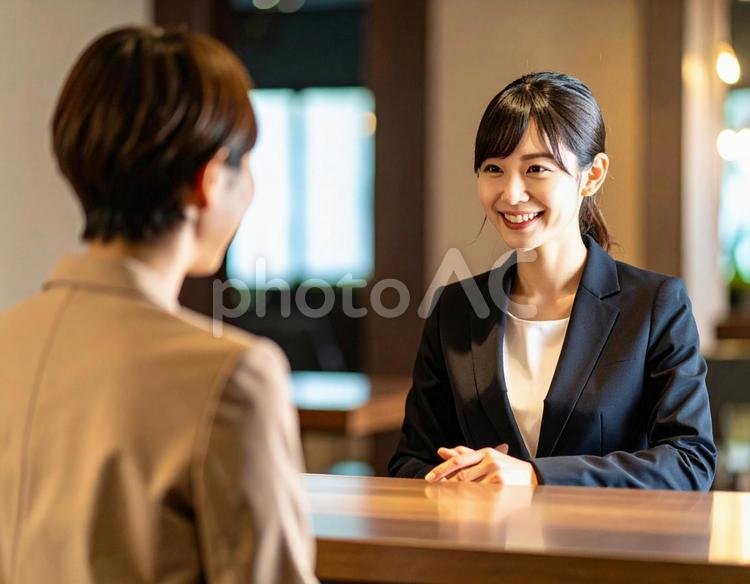 顧客と話をするスーツ姿の女性 女性,営業,ビジネスウーマンの写真素材