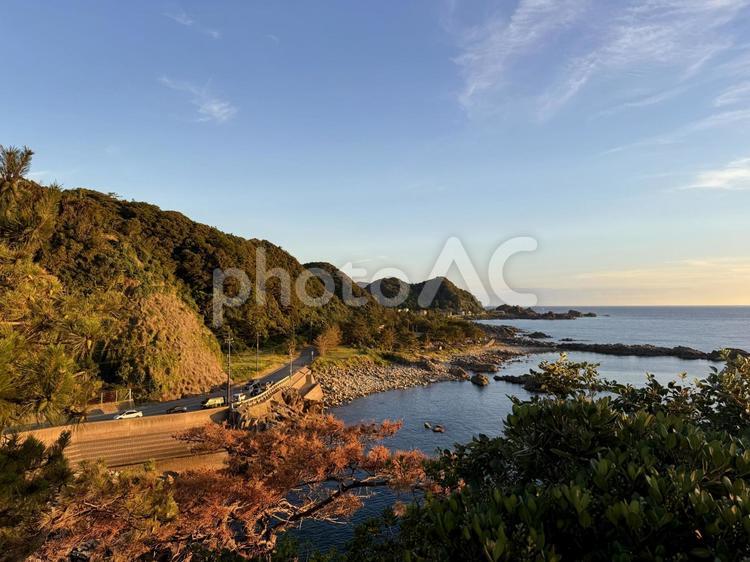 福井県鉾島　越前海岸の夕方の空 断崖絶壁,水平線,夕景の写真素材