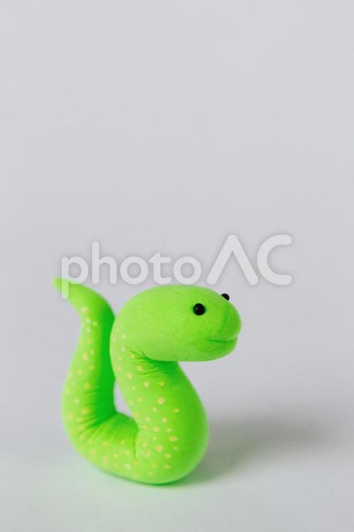 頭が大きい黄緑の蛇 蛇,クレイアート,動物の写真素材