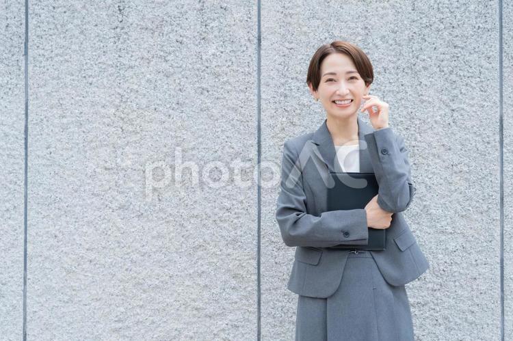 オフィス街で働くミドルのビジネスウーマン ビジネス,女性,ビジネスウーマンの写真素材