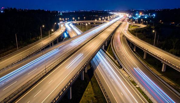 ヘッドライトの光の帯 ハイウェイの夜景 ヘッドライトの光の帯 ハイウェイの夜景 の写真