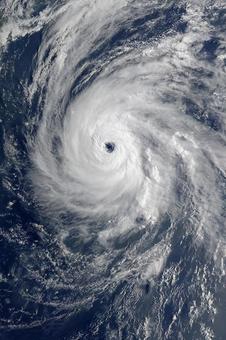 地球を覆う圧倒的なスケールの台風 地球を覆う圧倒的なスケールの台風の写真