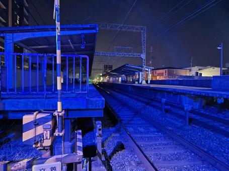 ブルーライトに浮かぶ駅のホーム ブルーライトに浮かぶ駅のホームの写真