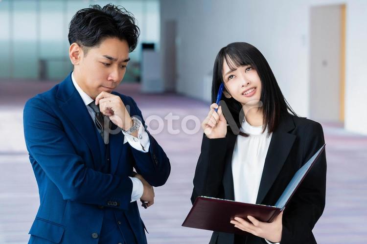上司の前で考え事をする部下の女性 ビジネスウーマン,ビジネスマン,女性の写真素材