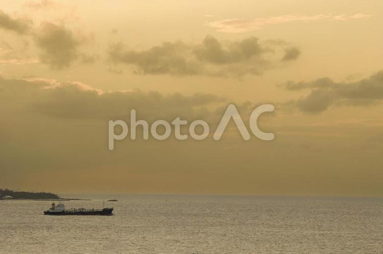 沖縄の夕暮れ エメラルド,波,seaの写真素材