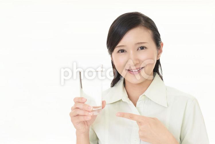 お水の入ったグラスを持つ笑顔の女性 女性,女,笑顔の写真素材